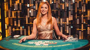 BXMY မြန်မာကစားသမားများ ဘောလုံးနှင့် Live Casino ကစားနေသောမြင်ကွင်း